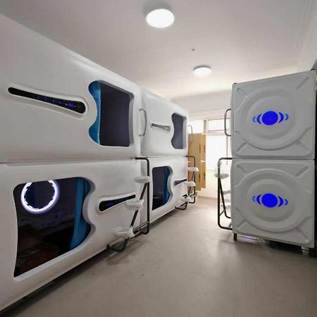 Hostel Space Capsule Madrid Exterior foto