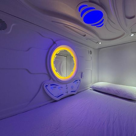Hostel Space Capsule Madrid Exterior foto