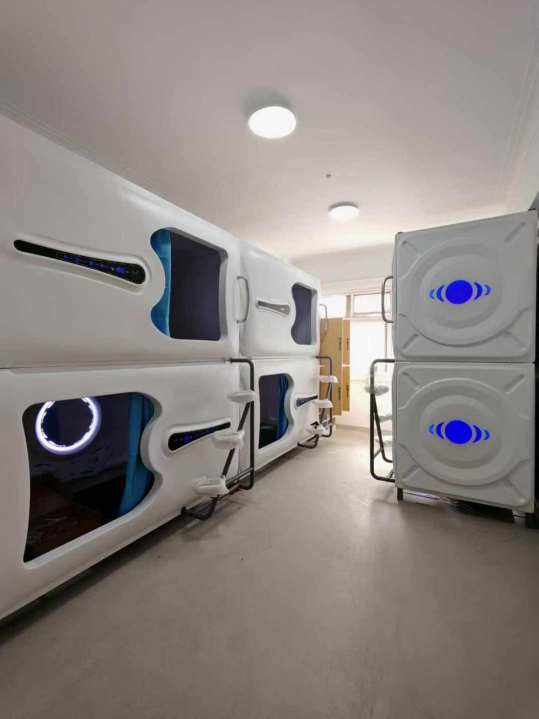 Hostel Space Capsule Madrid Exterior foto