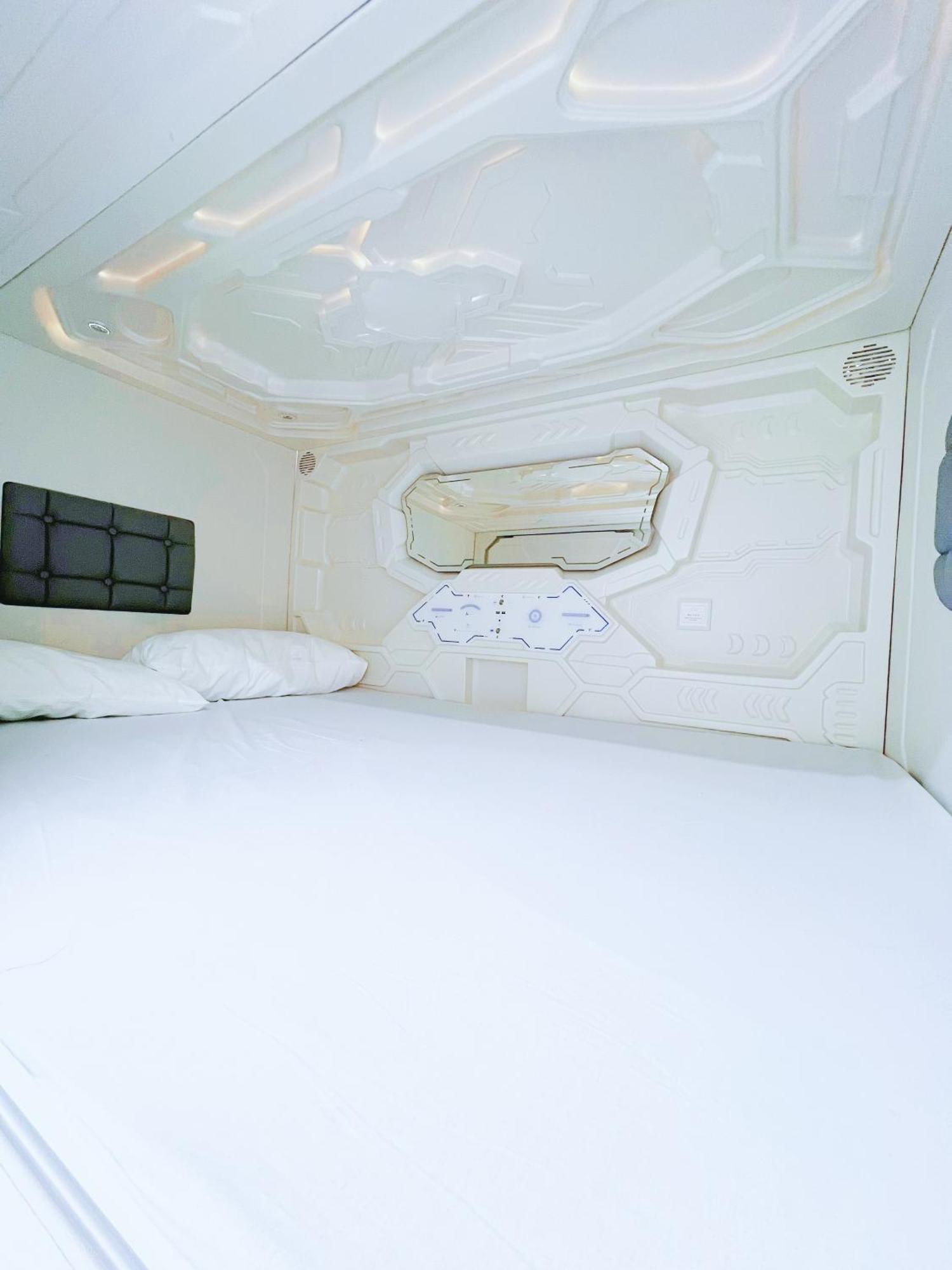 Hostel Space Capsule Madrid Exterior foto