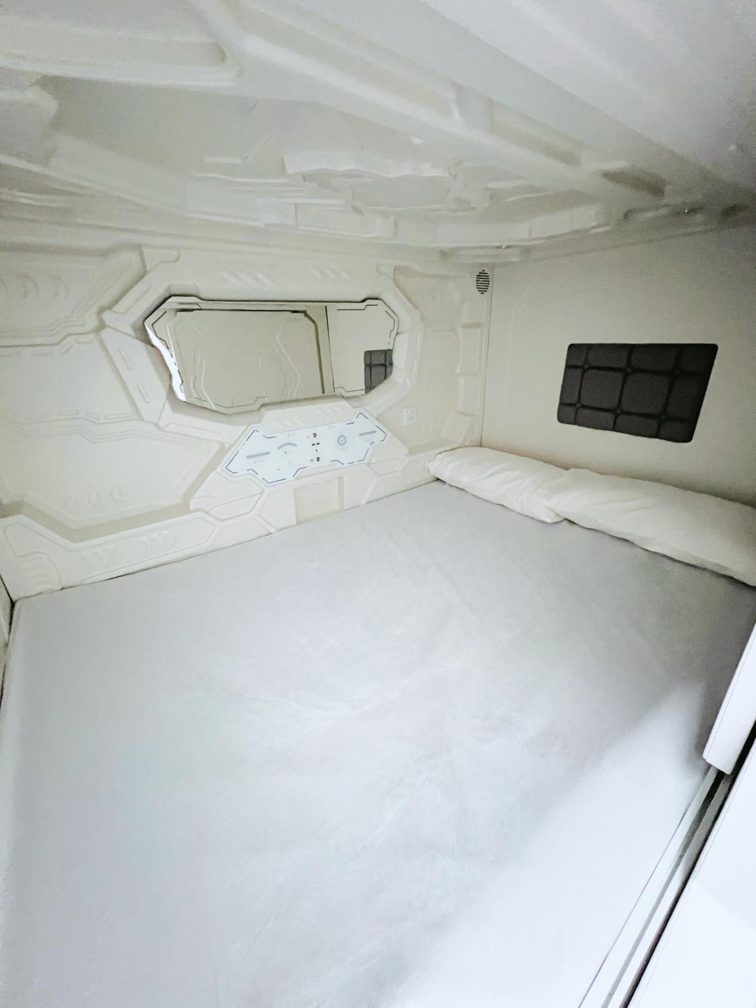 Hostel Space Capsule Madrid Exterior foto