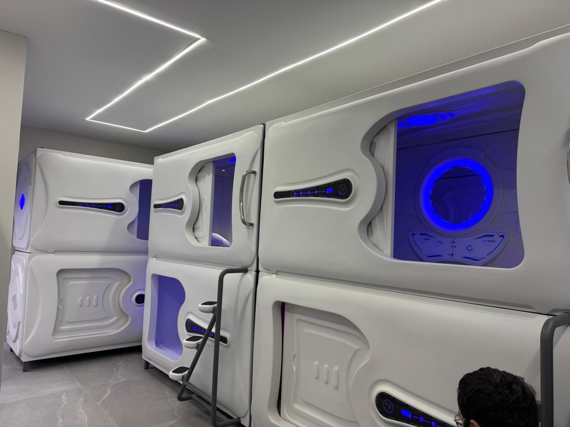 Hostel Space Capsule Madrid Exterior foto